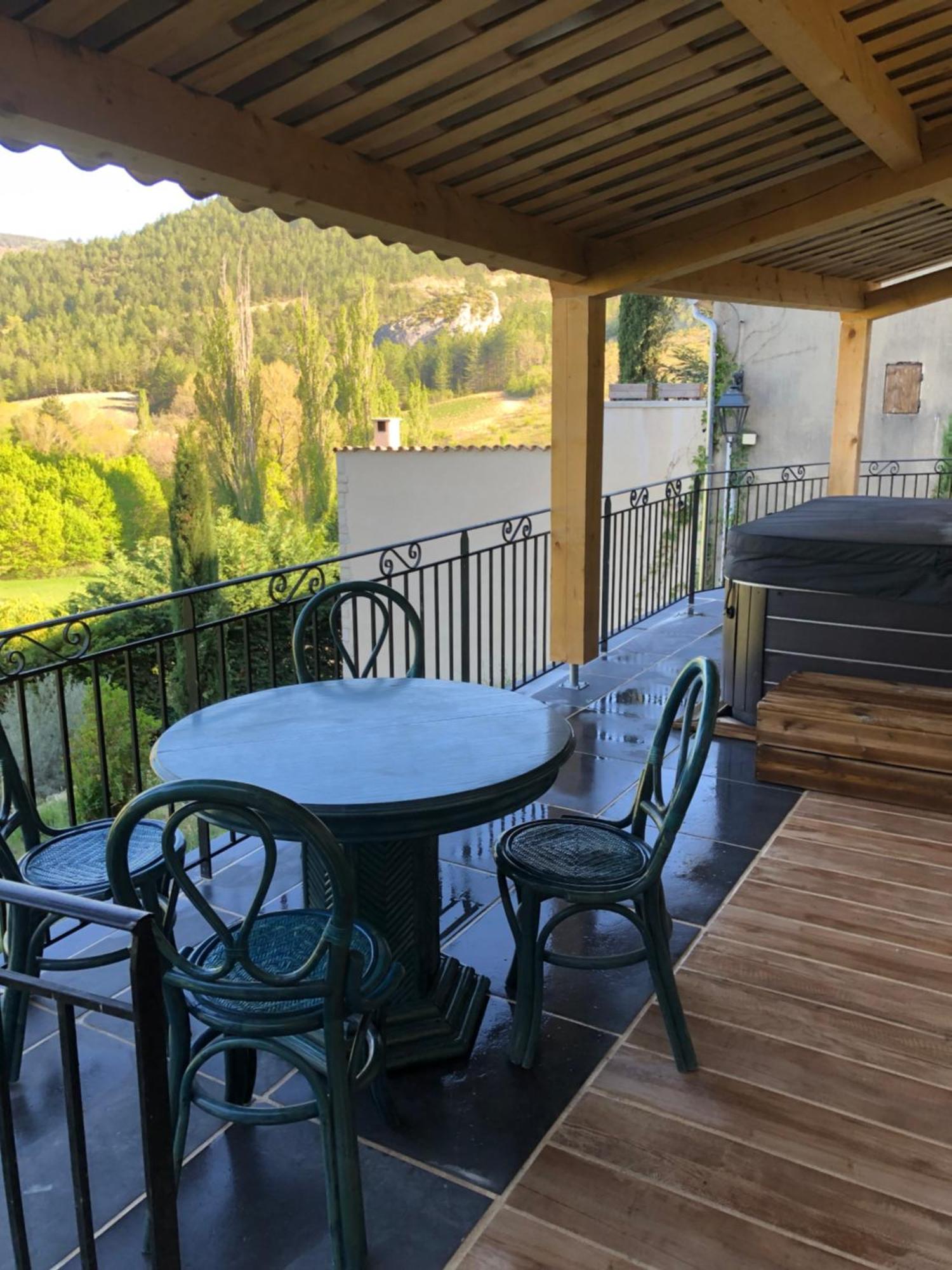 Hotel L'Oustau De La Font Reilhanette Esterno foto